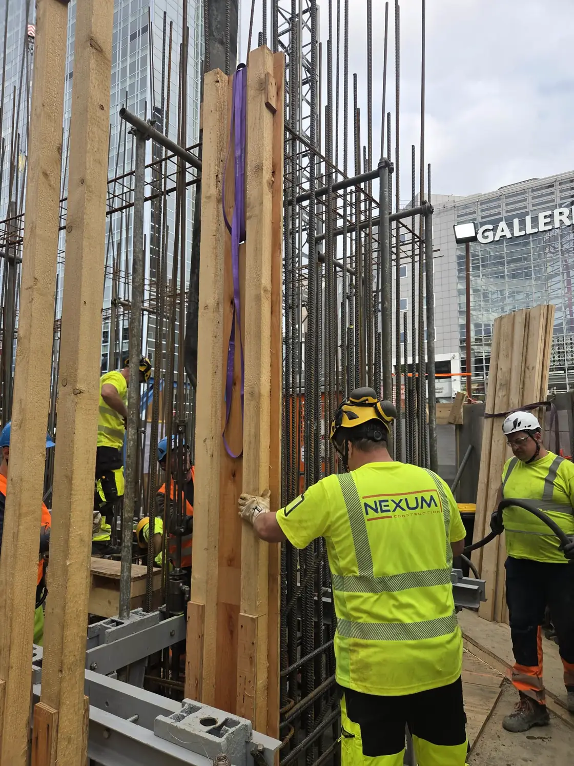 Fagarbeidere fra Nexum Construction monterer armering og forskaling på byggeplass