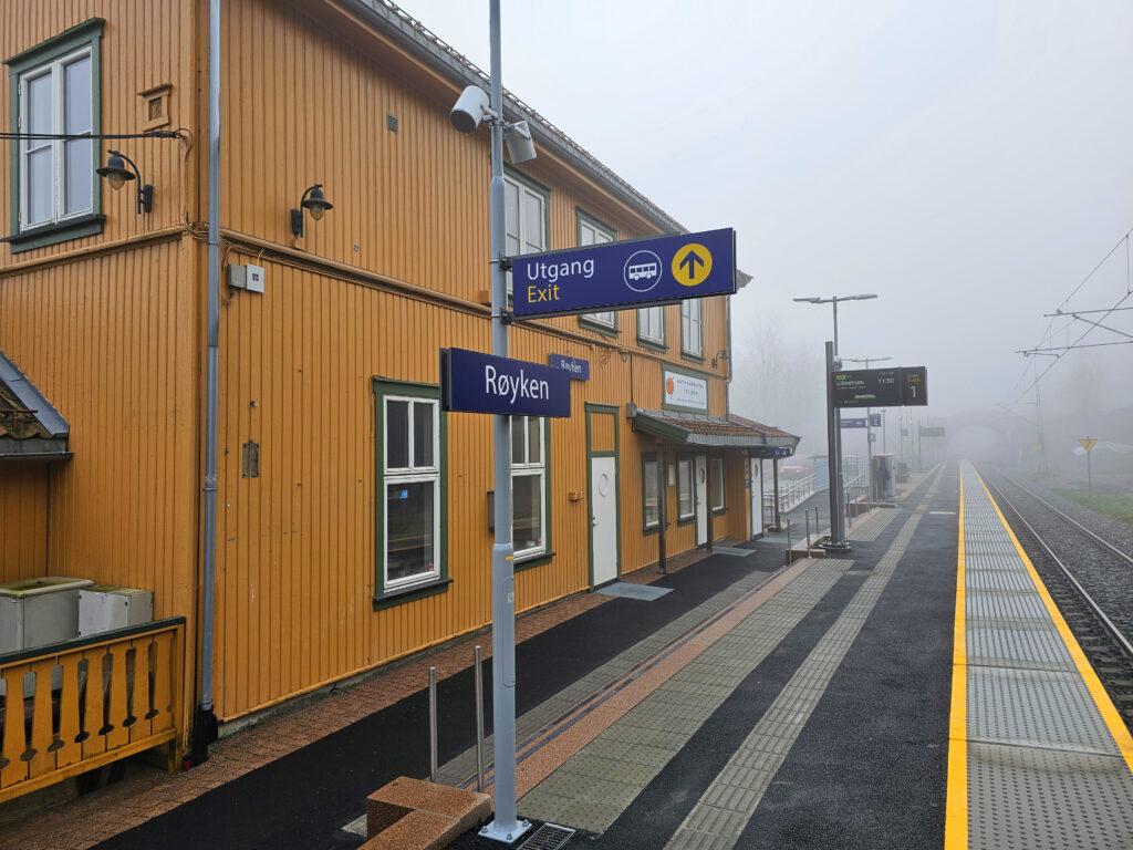 Røyken stasjon — plattform og stasjonsbygning i tåke